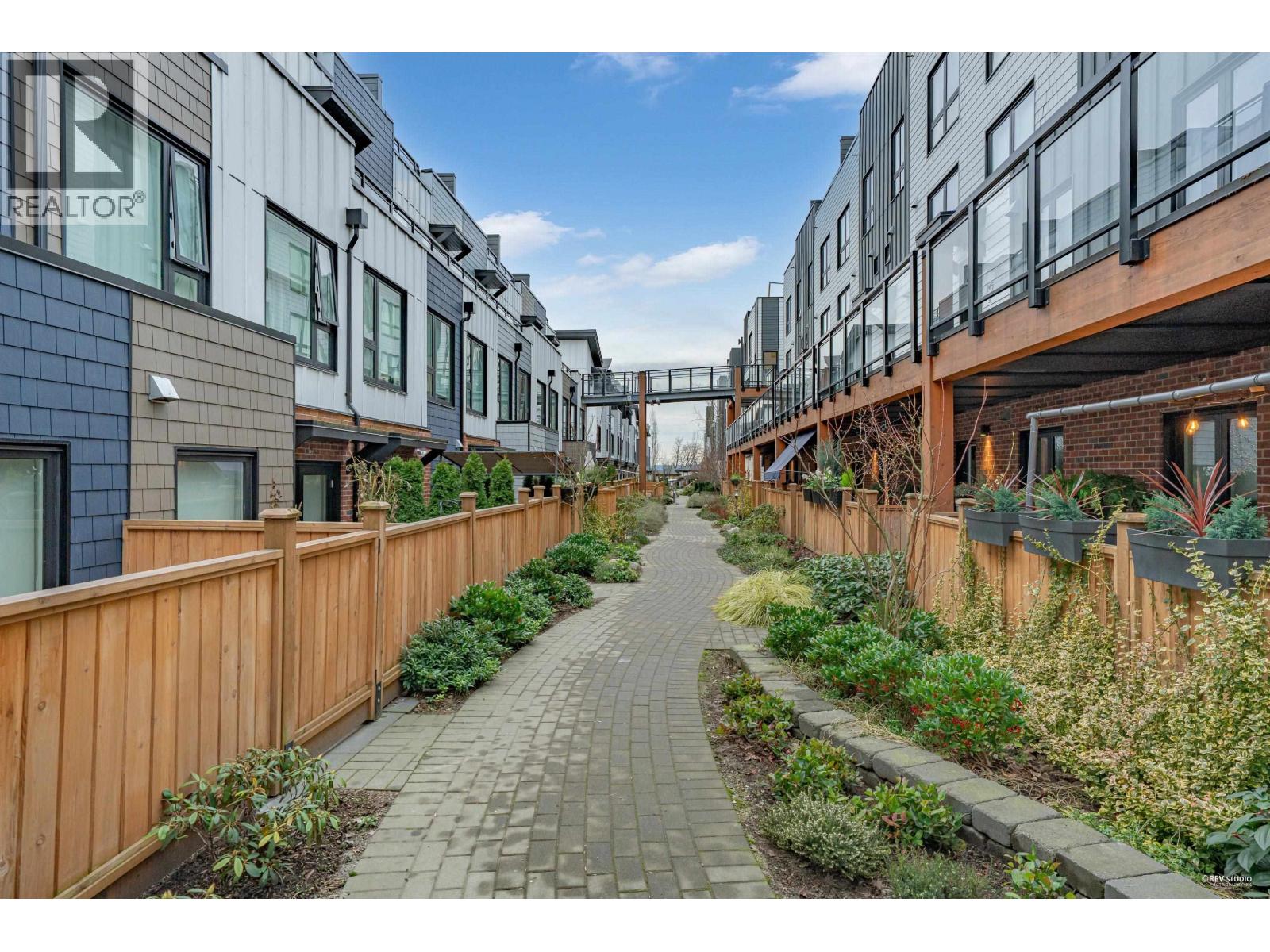 162 565 E 2ND STREET, North Vancouver