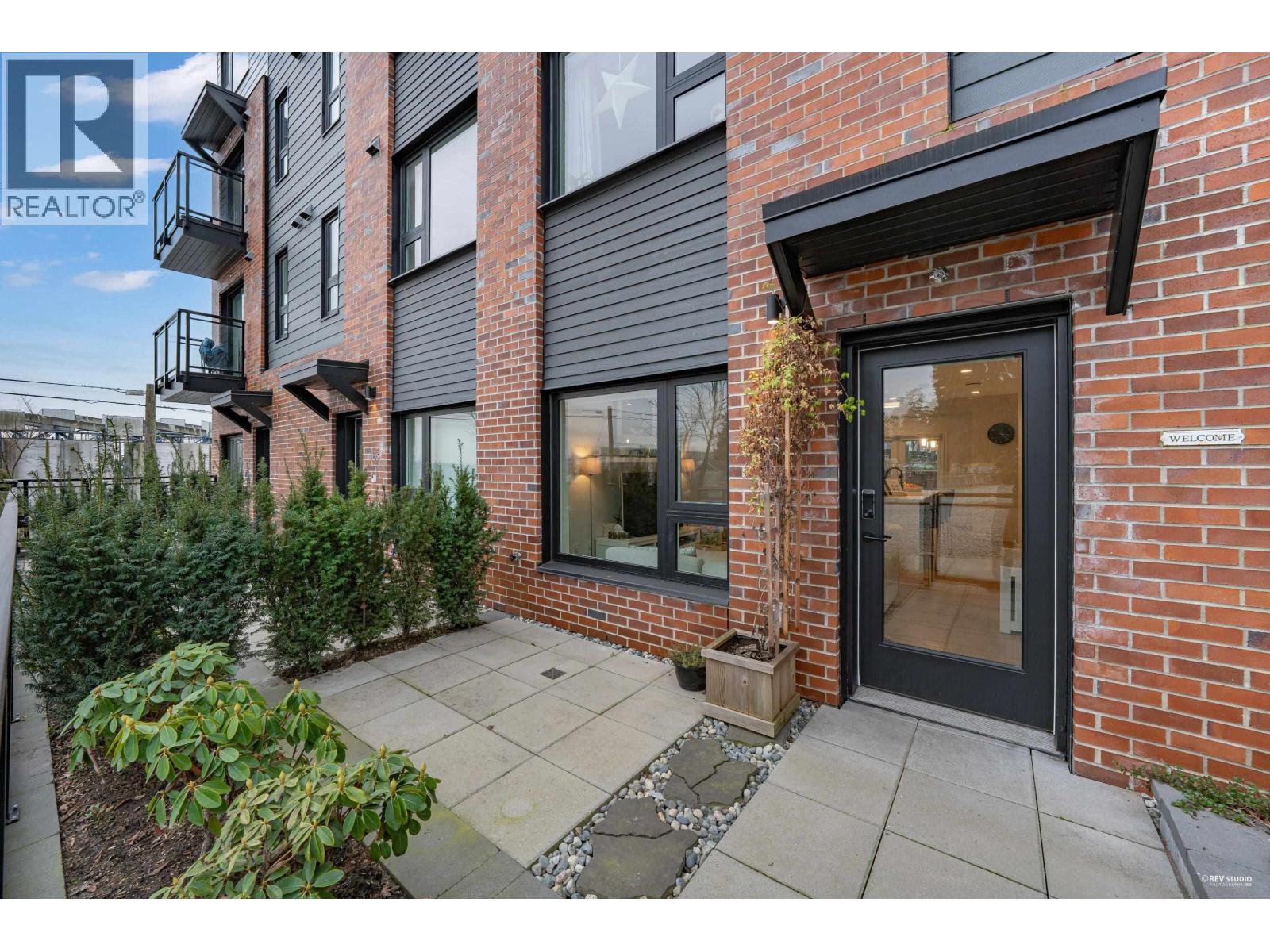 162 565 E 2ND STREET, North Vancouver