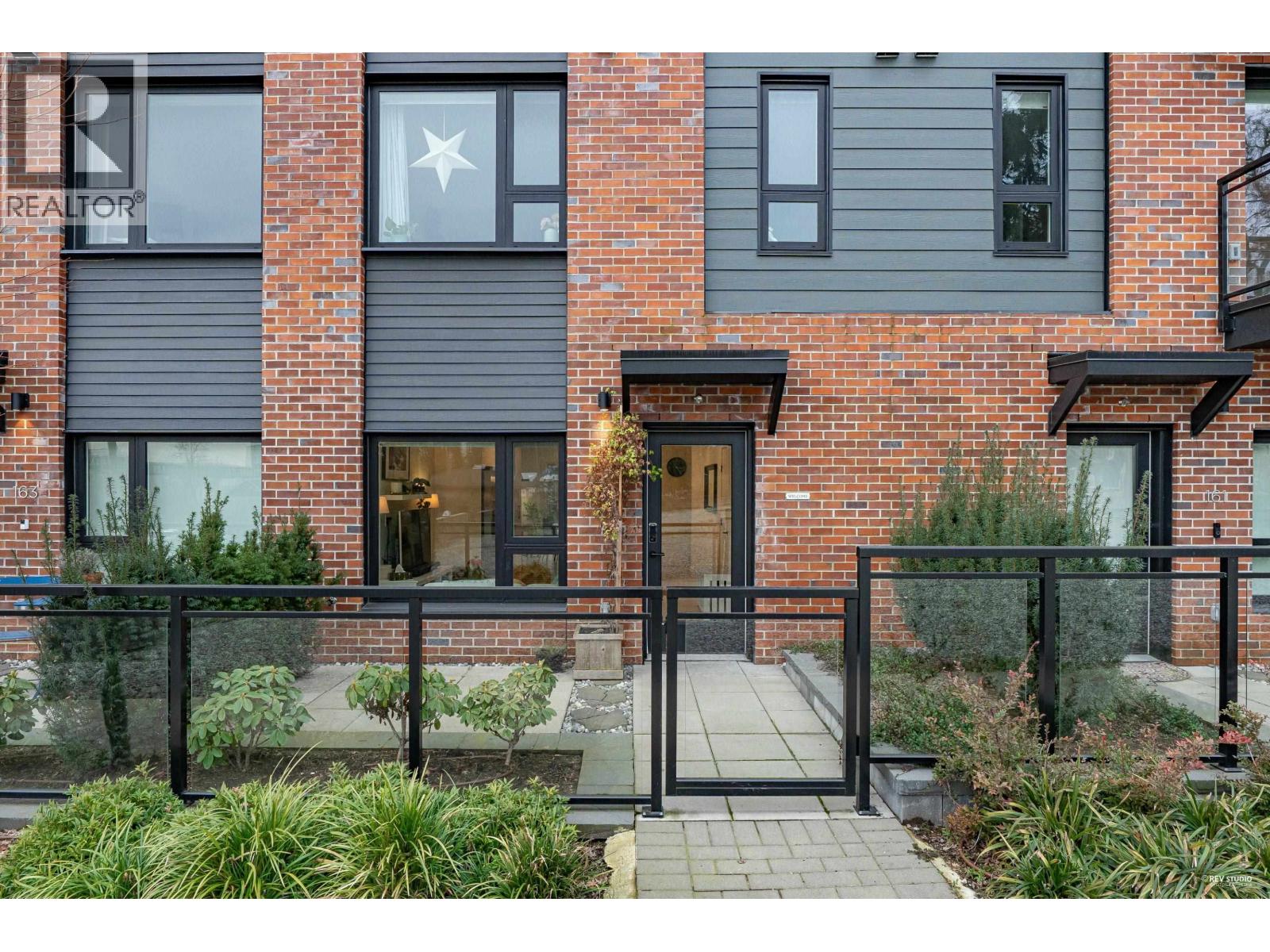 162 565 E 2ND STREET, North Vancouver