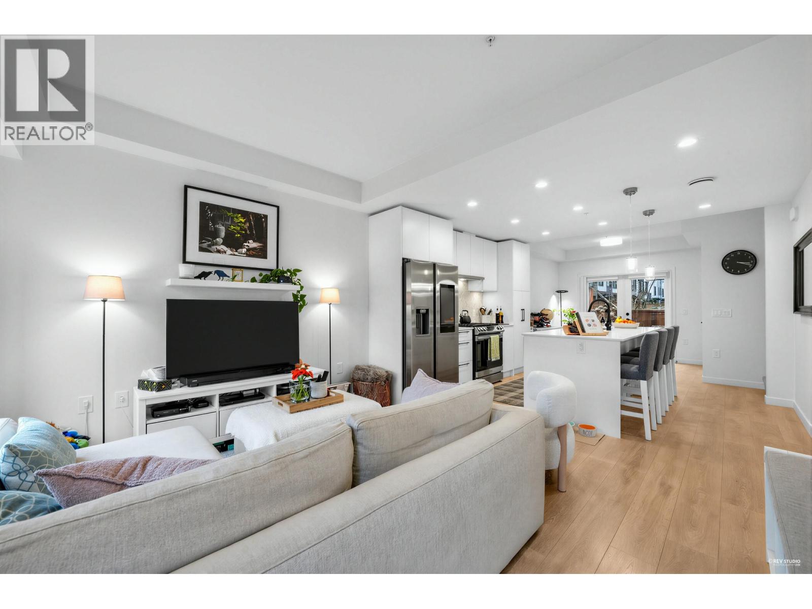 162 565 E 2ND STREET, North Vancouver