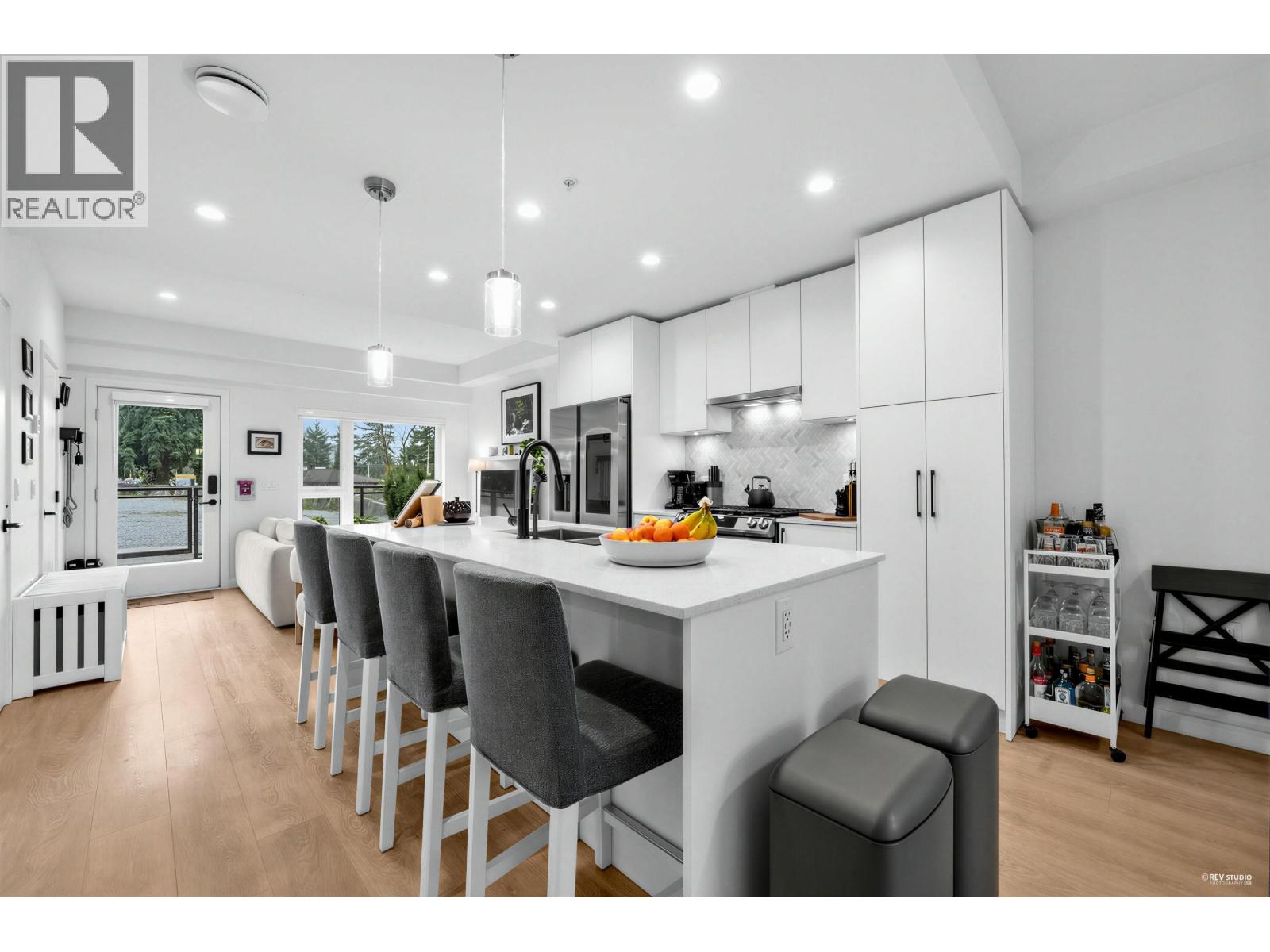 162 565 E 2ND STREET, North Vancouver