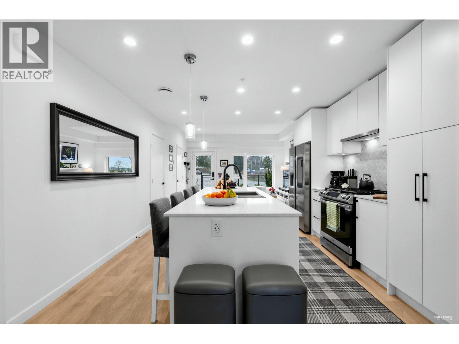 162 565 E 2ND STREET, North Vancouver