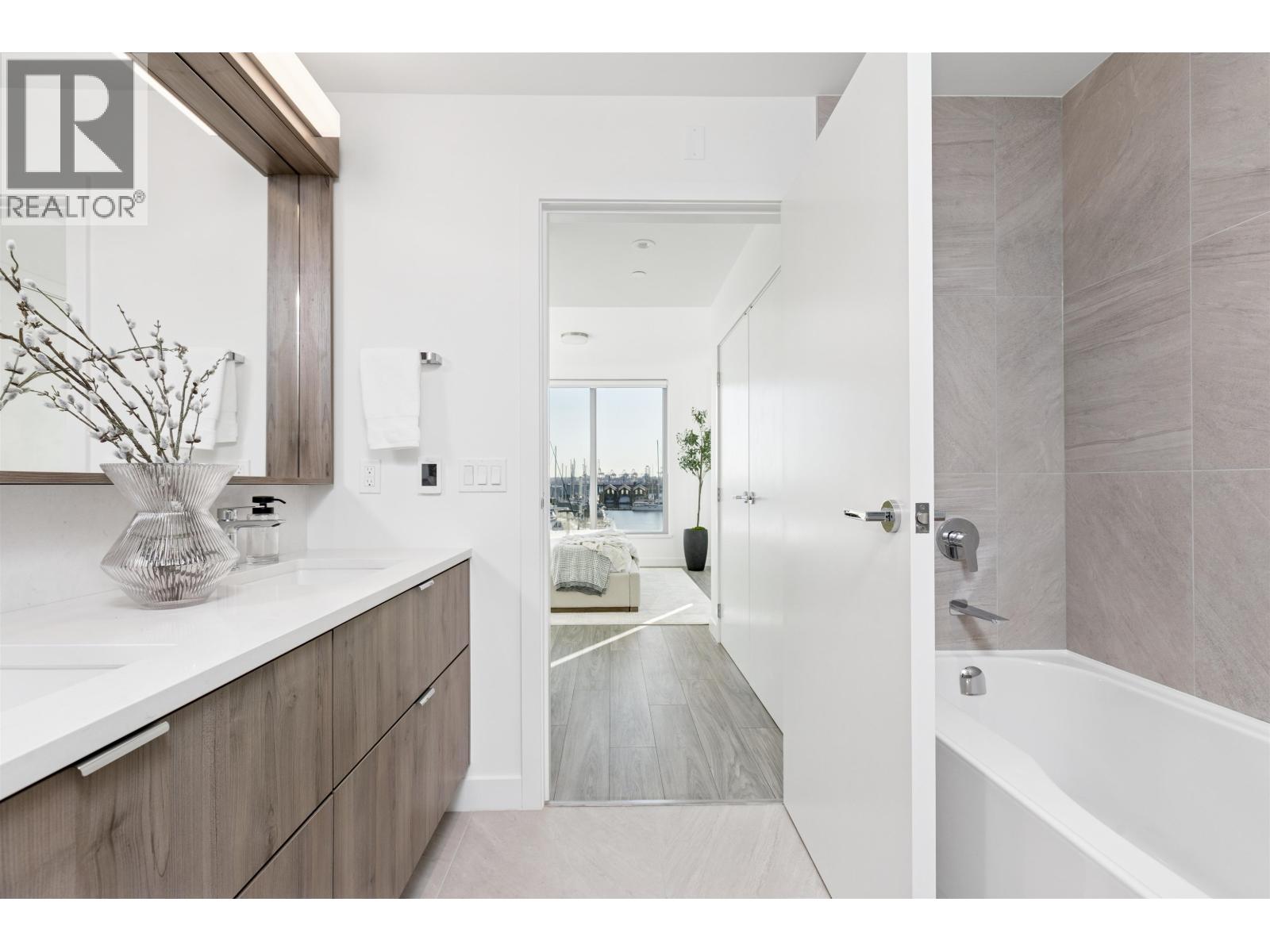 TH 112 755 HARBOURSIDE DRIVE, North Vancouver