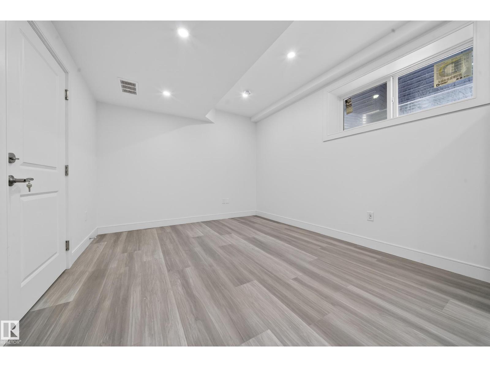 10938 157 ST NW - 37