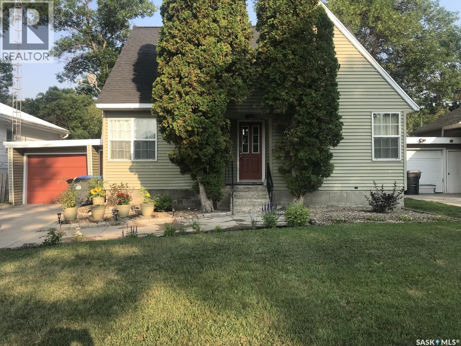 118 SECOND STREET W - 1