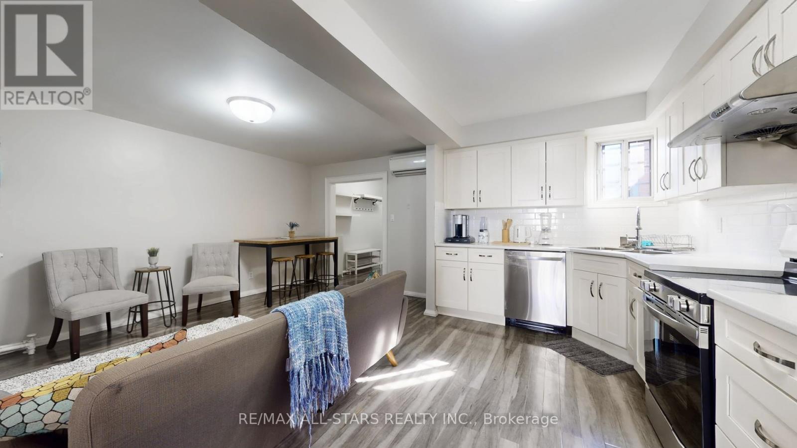 2ND - 1074 BLOOR STREET W