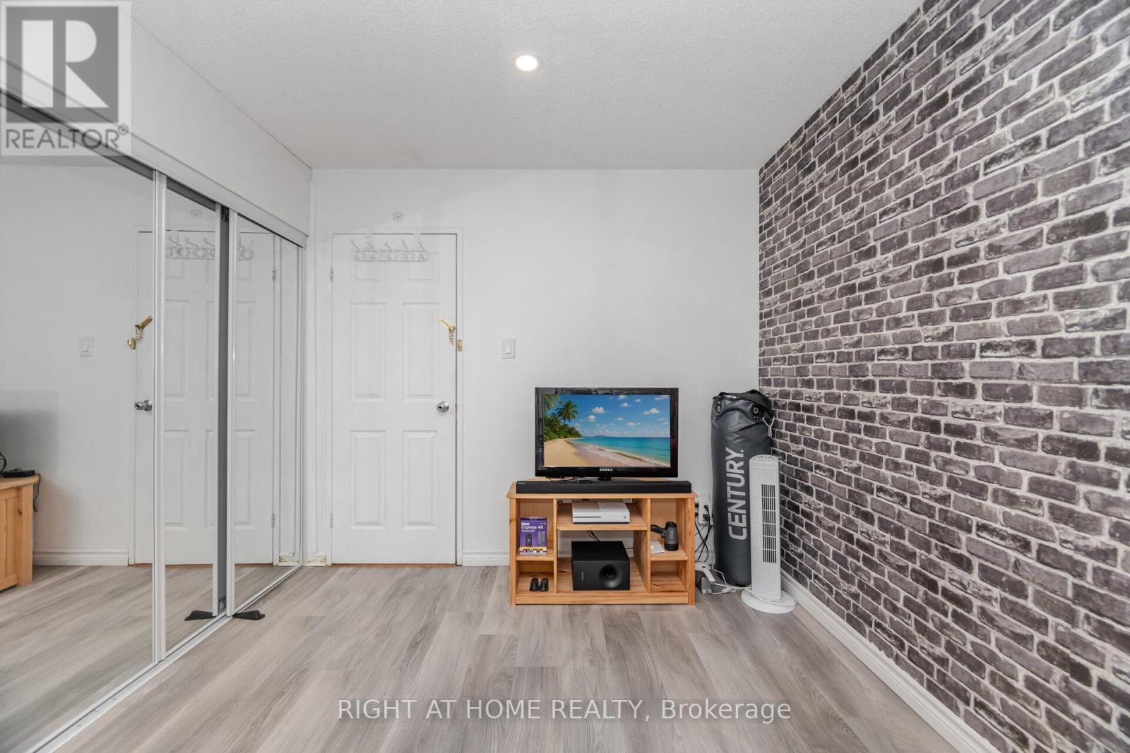 #7 453 WOODVIEW ROAD - 24