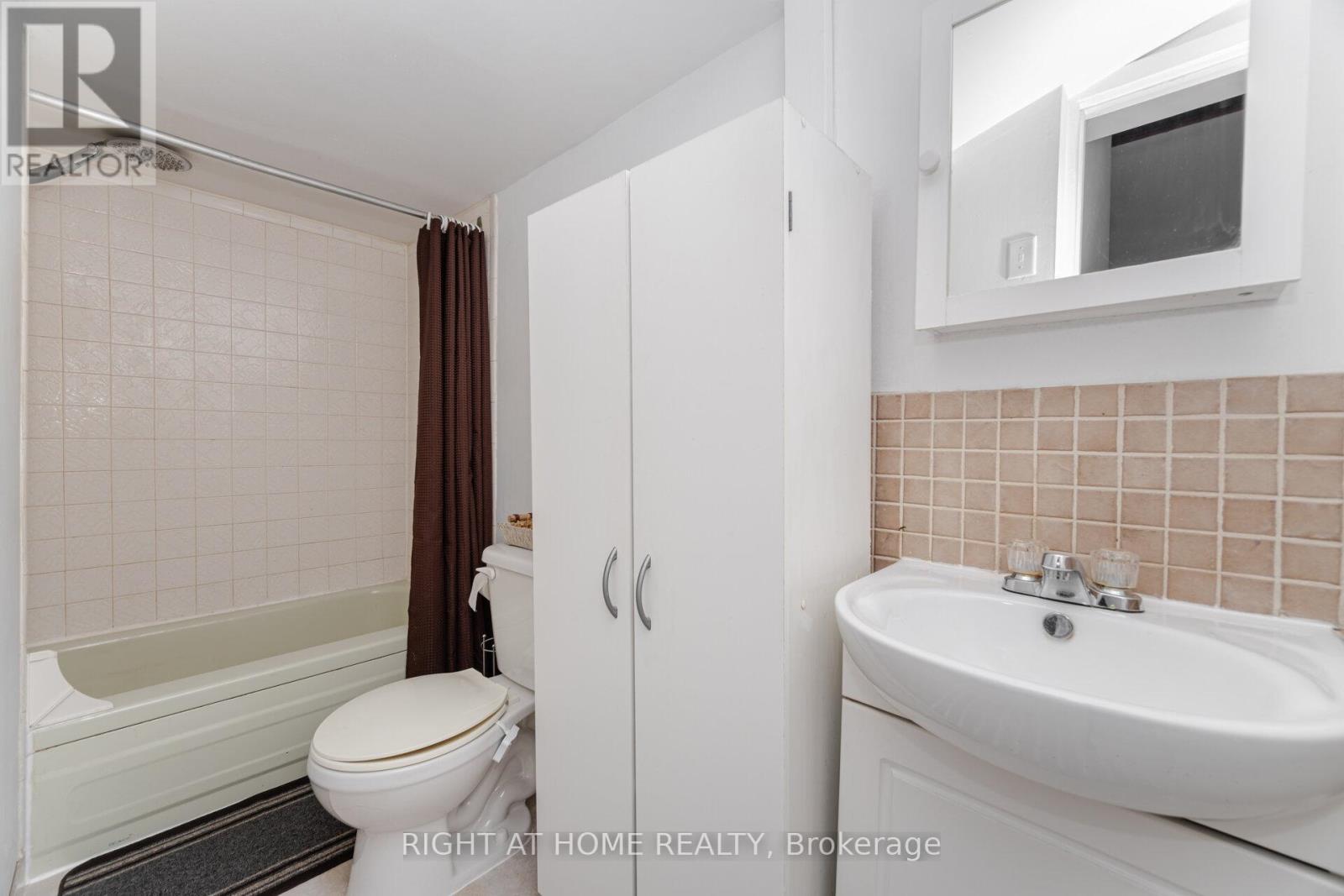#7 453 WOODVIEW ROAD - 32