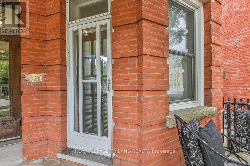 #101 285 QUEENS AVENUE - 5