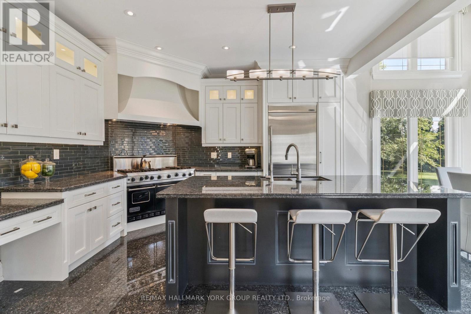 27 SCOTT CRESCENT - 12