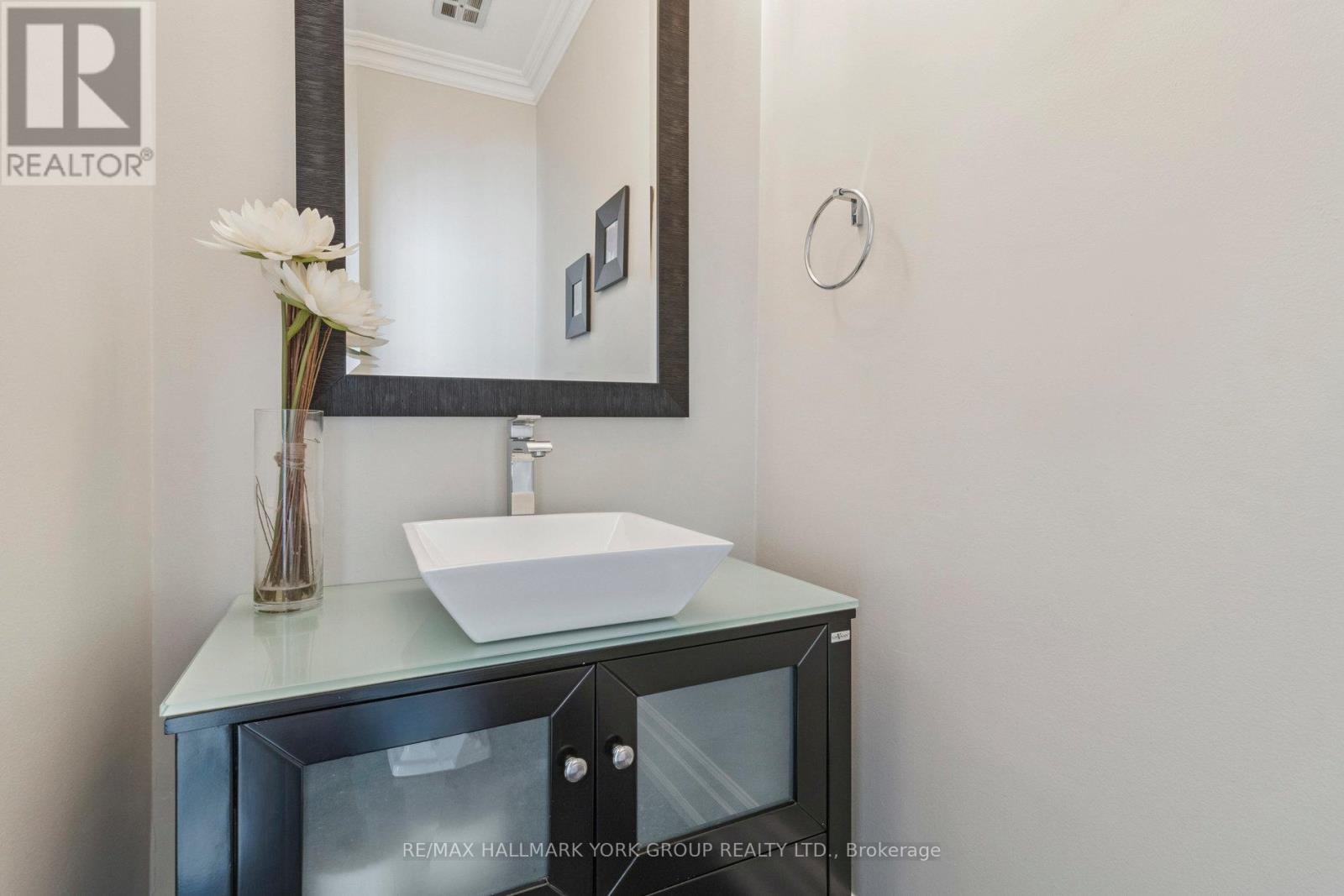 27 SCOTT CRESCENT - 23