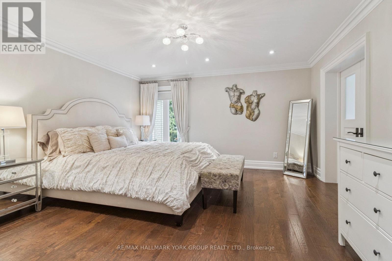 27 SCOTT CRESCENT - 24