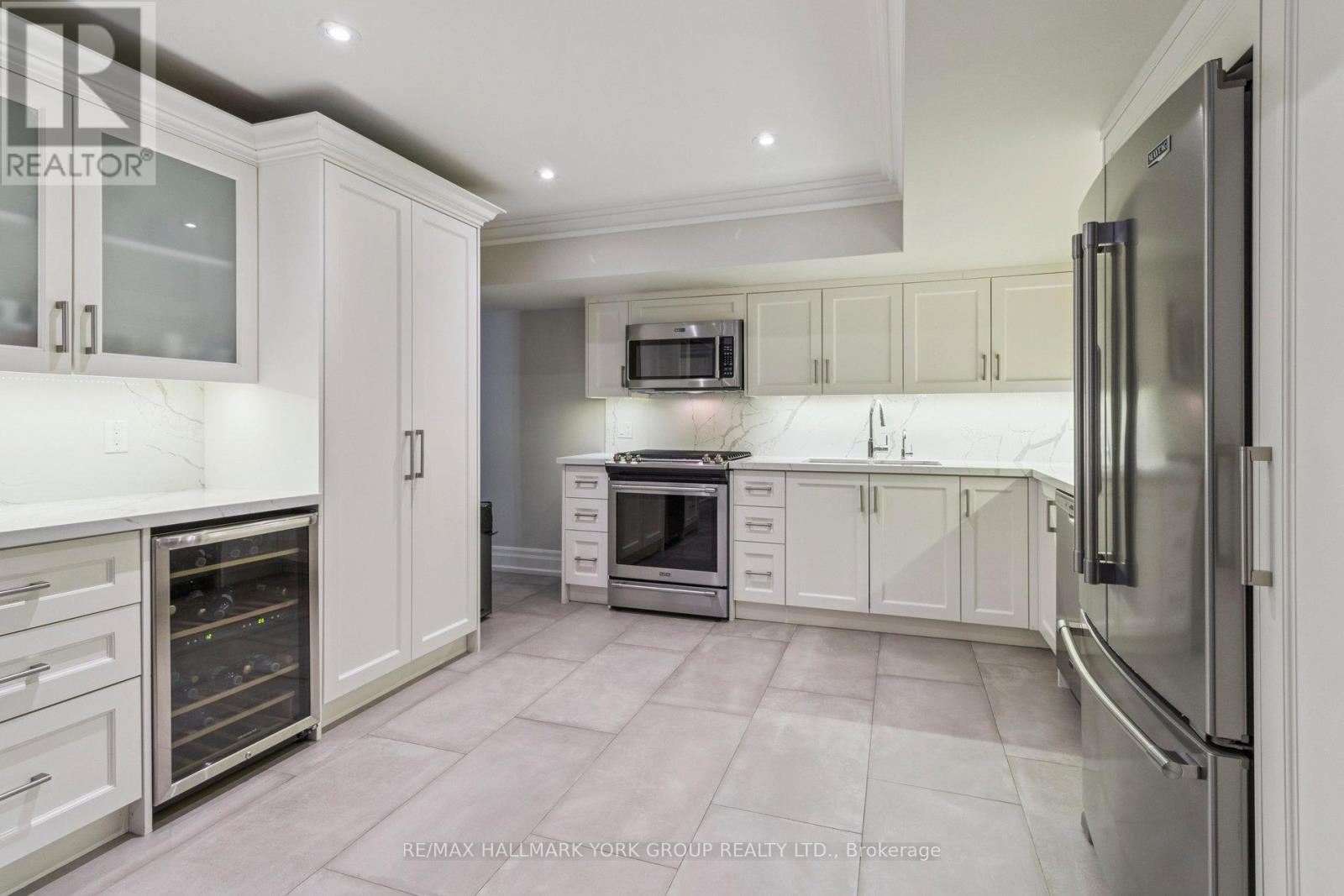 27 SCOTT CRESCENT - 34