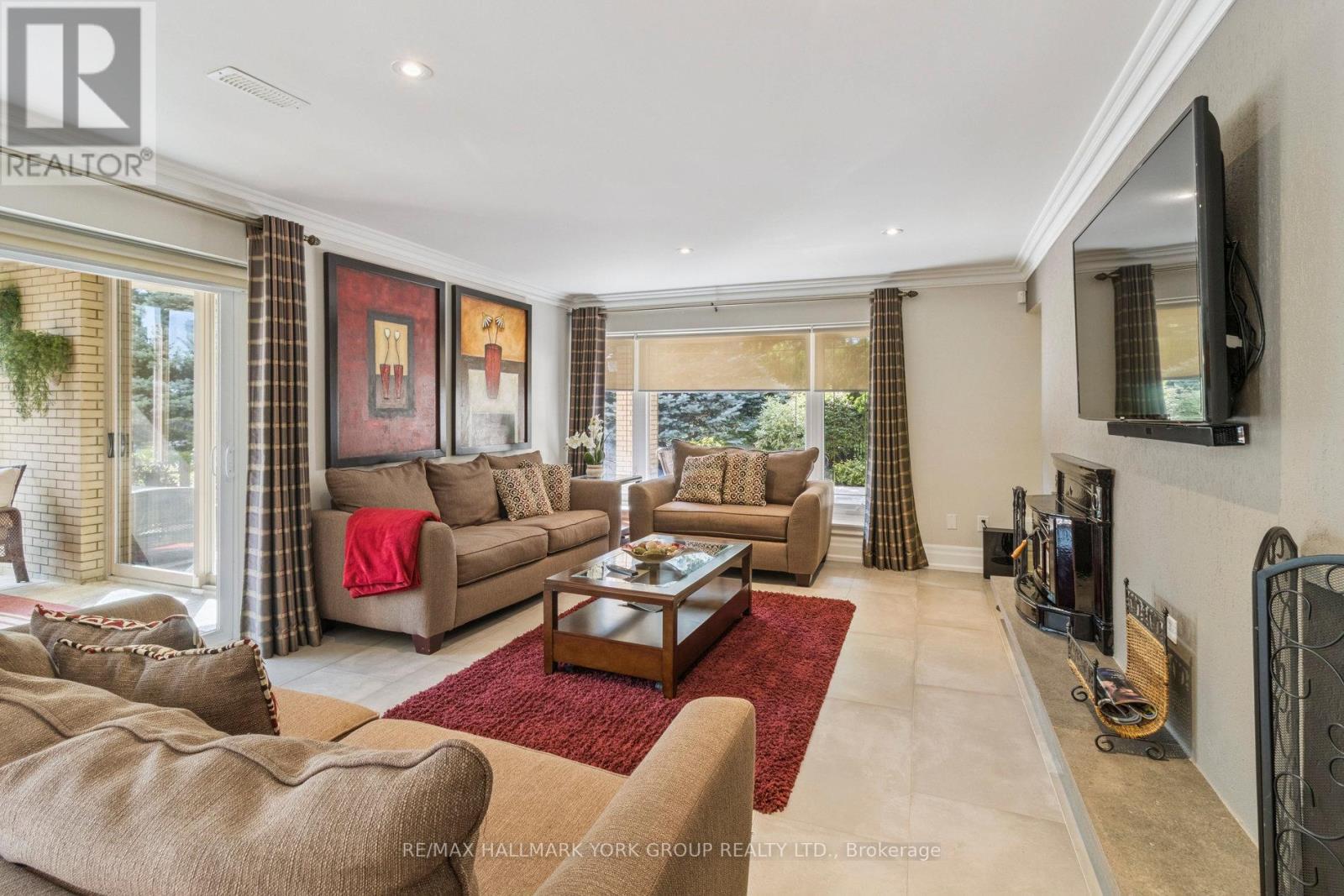 27 SCOTT CRESCENT - 36