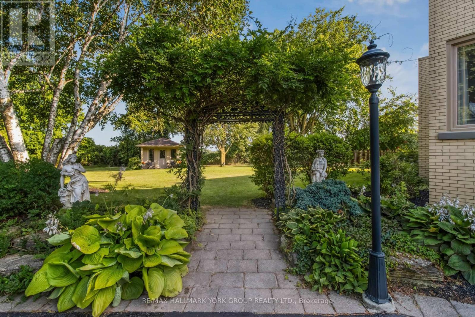 27 SCOTT CRESCENT - 39