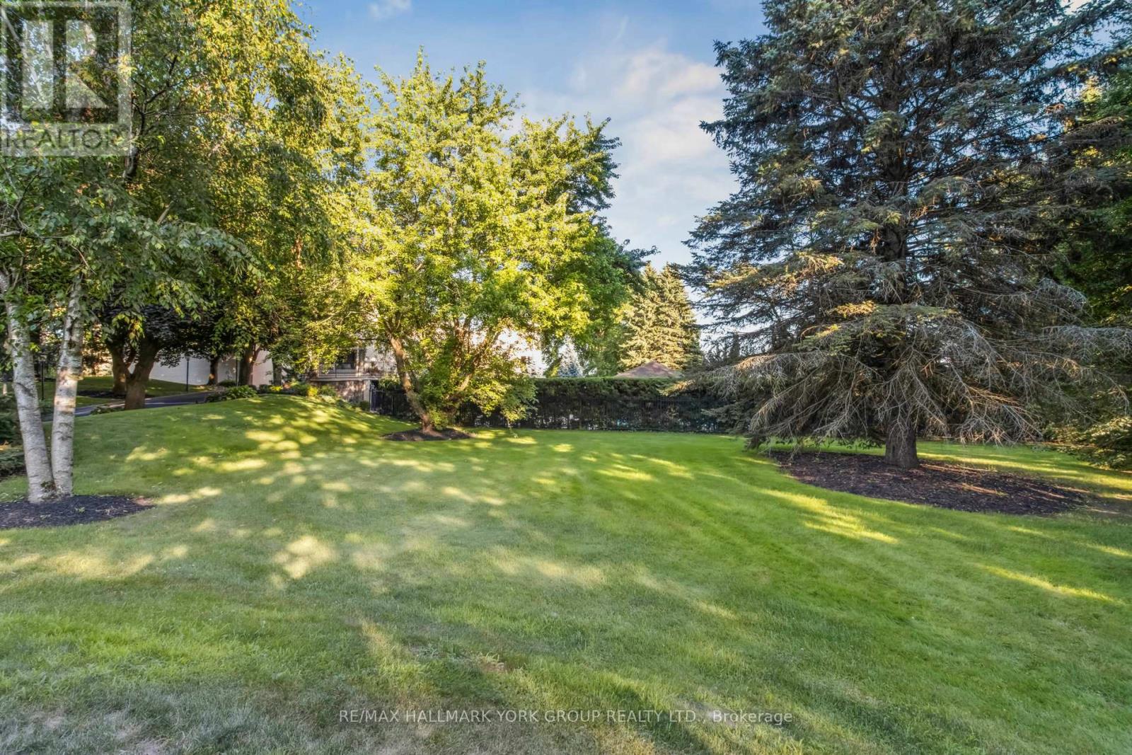 27 SCOTT CRESCENT - 44