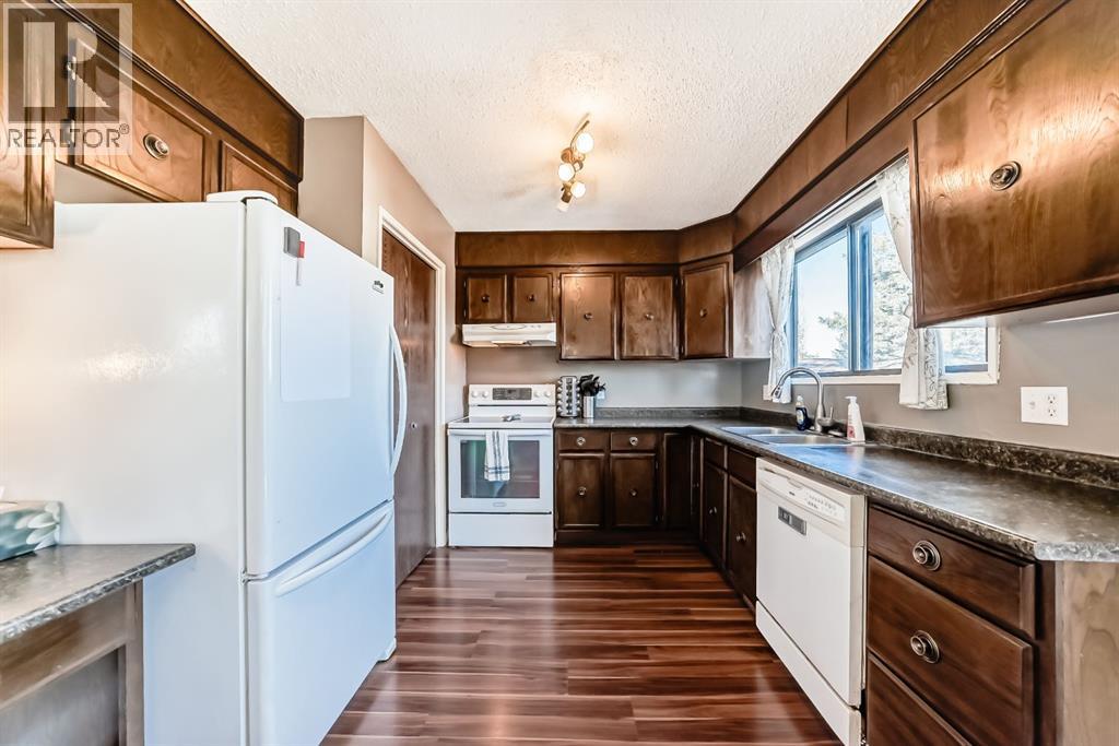 Single Family House for Sale in  Silvergrove Road NW Silver Springs Calgary 