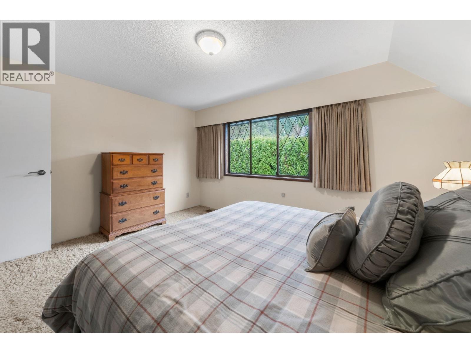 4877 CEDARCREST AVENUE, North Vancouver