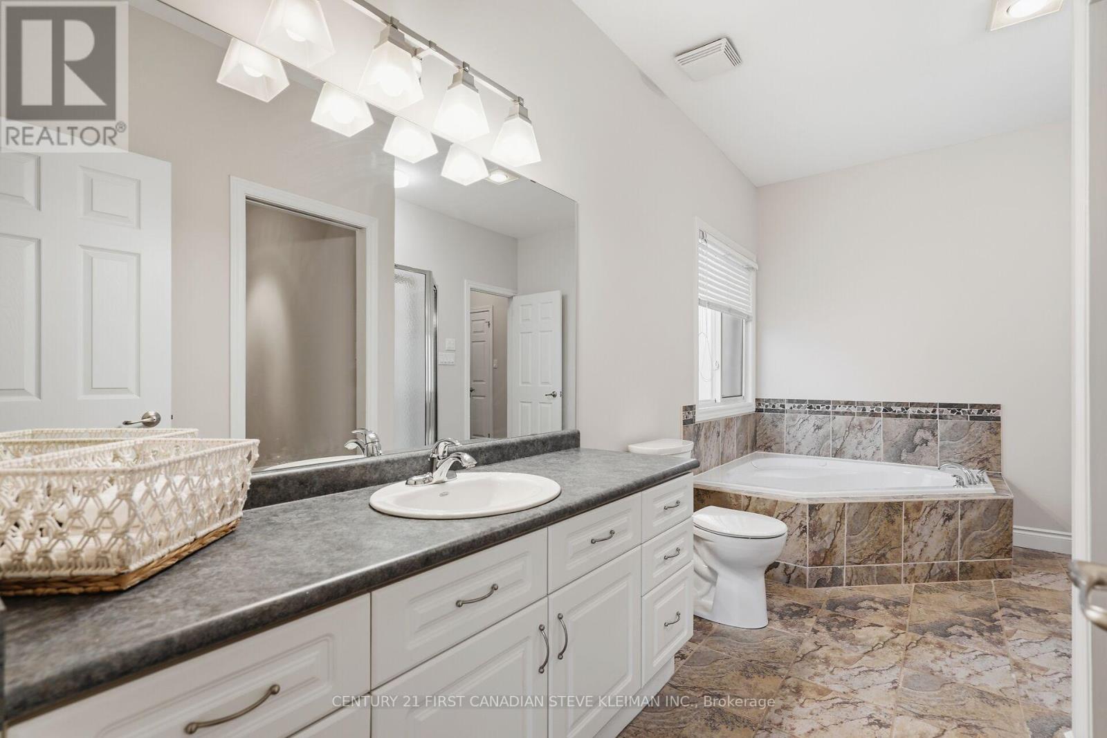 879 GARIBALDI AVENUE - 15