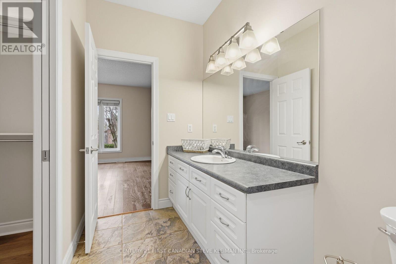 879 GARIBALDI AVENUE - 17