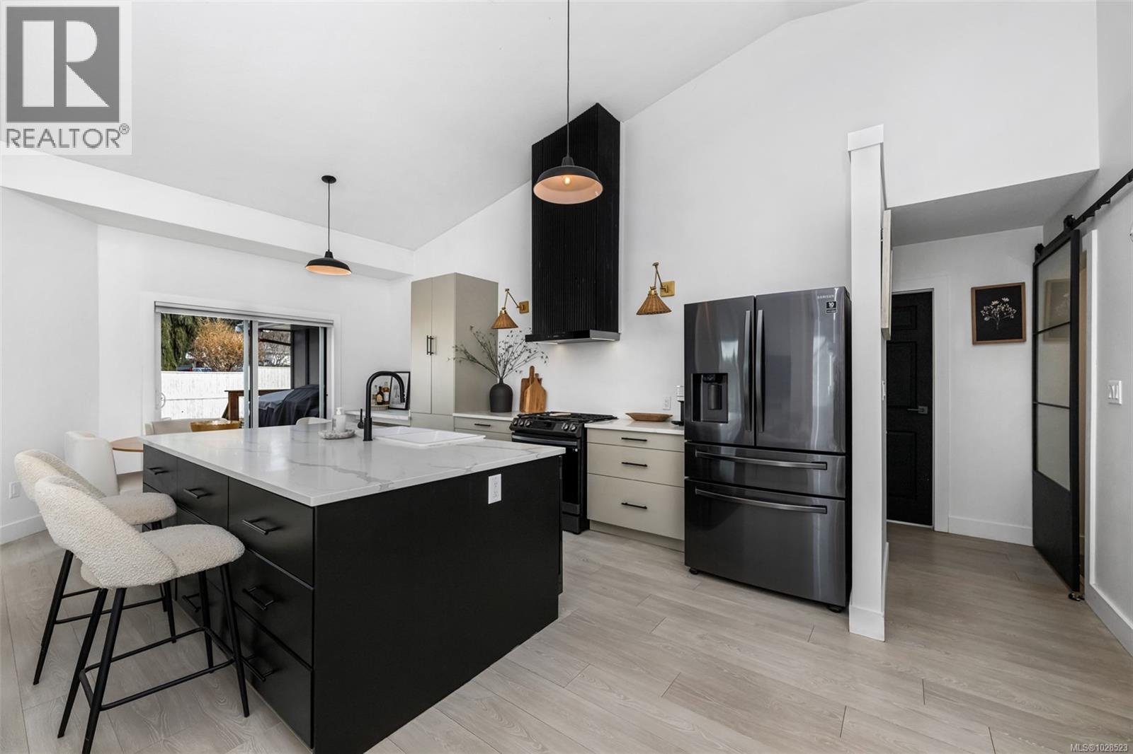 1405 Malahat Dr - 10