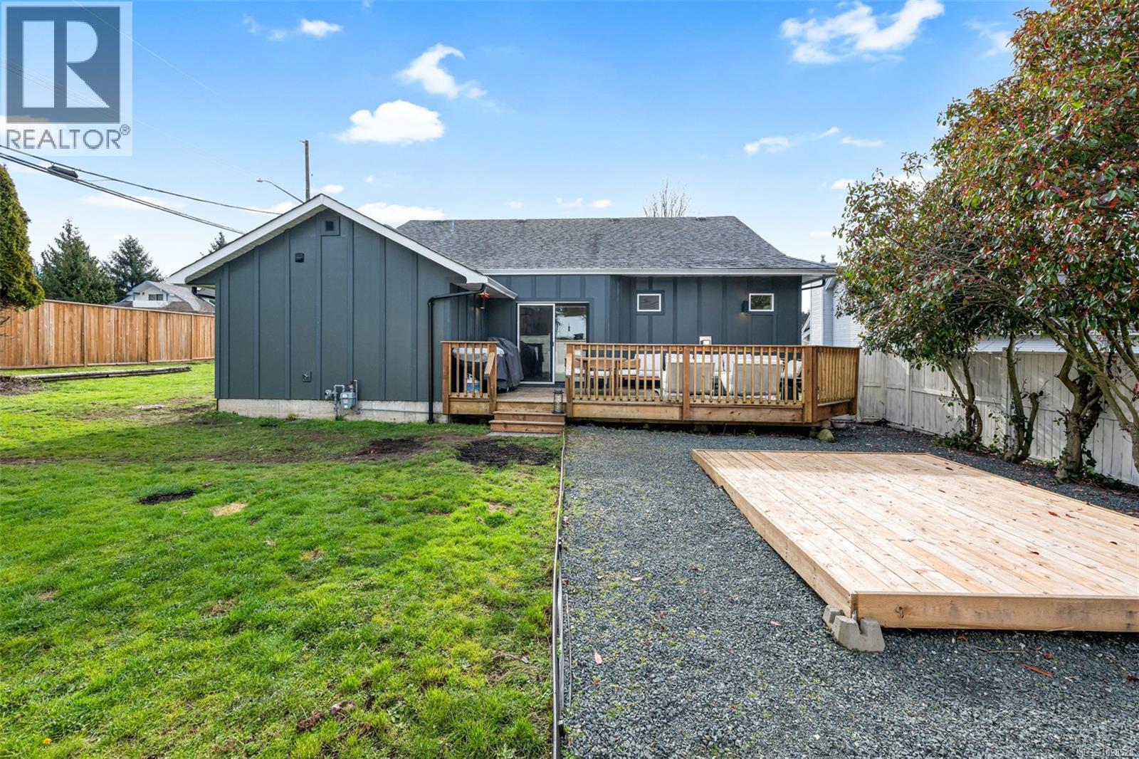 1405 Malahat Dr - 15