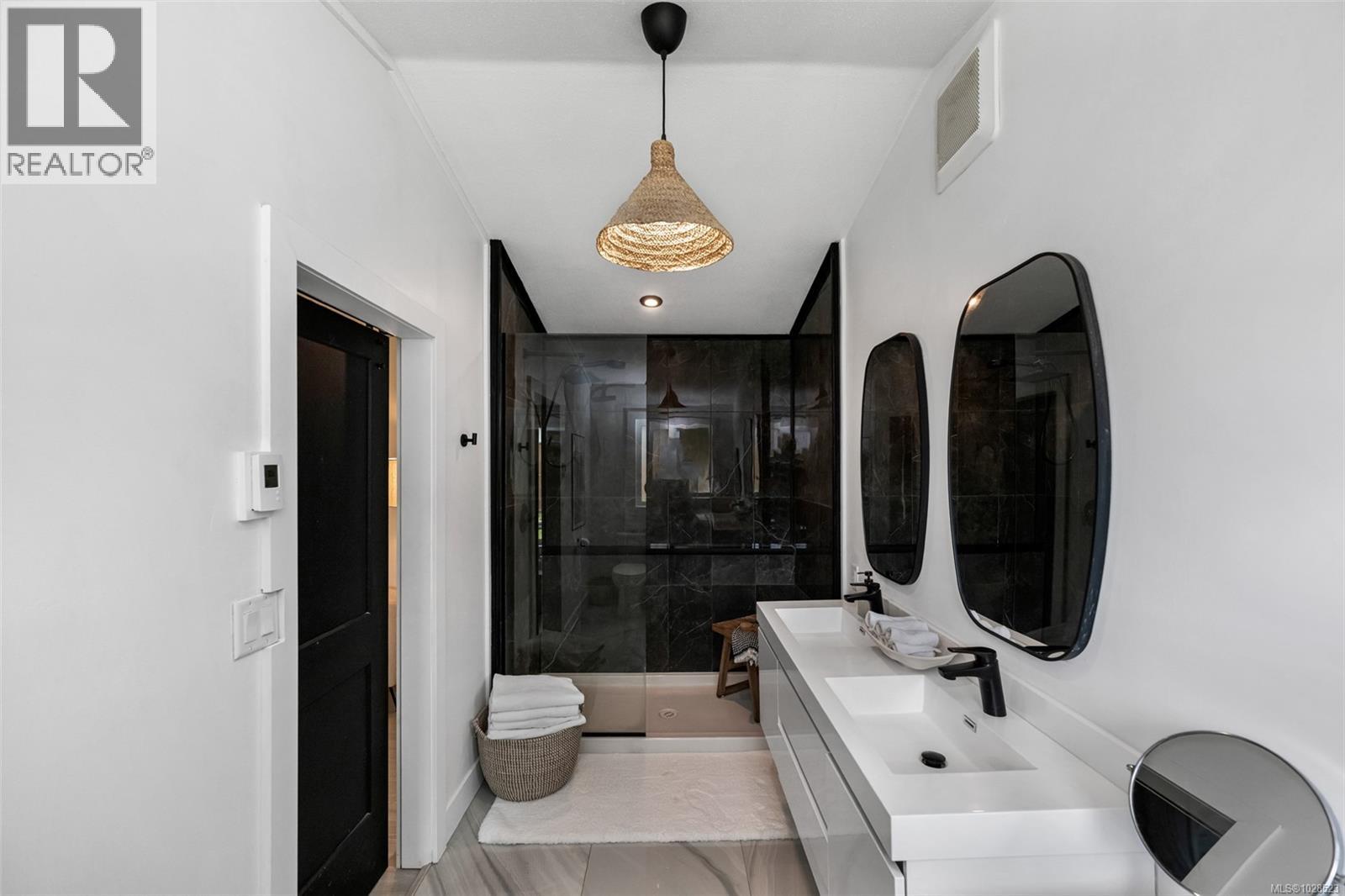 1405 Malahat Dr - 23
