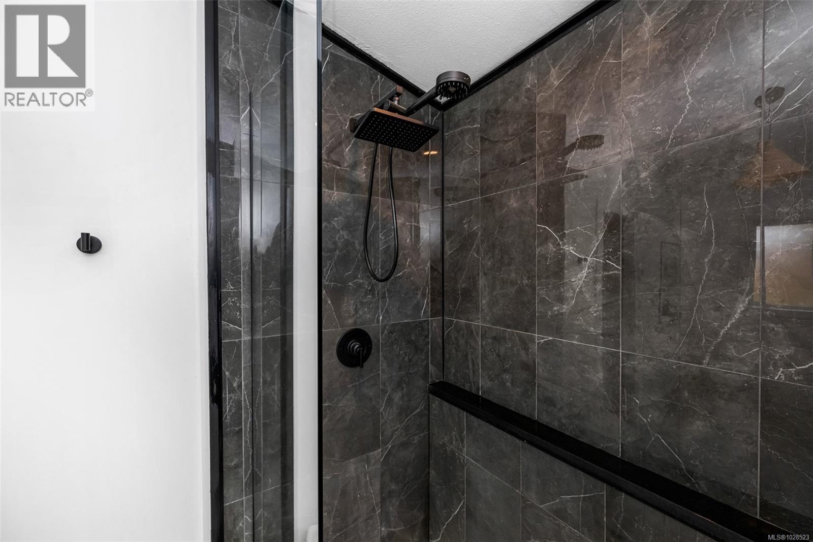 1405 Malahat Dr - 25