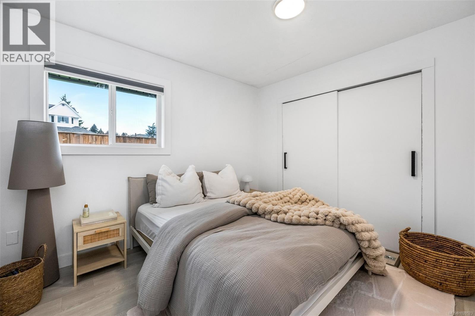 1405 Malahat Dr - 28