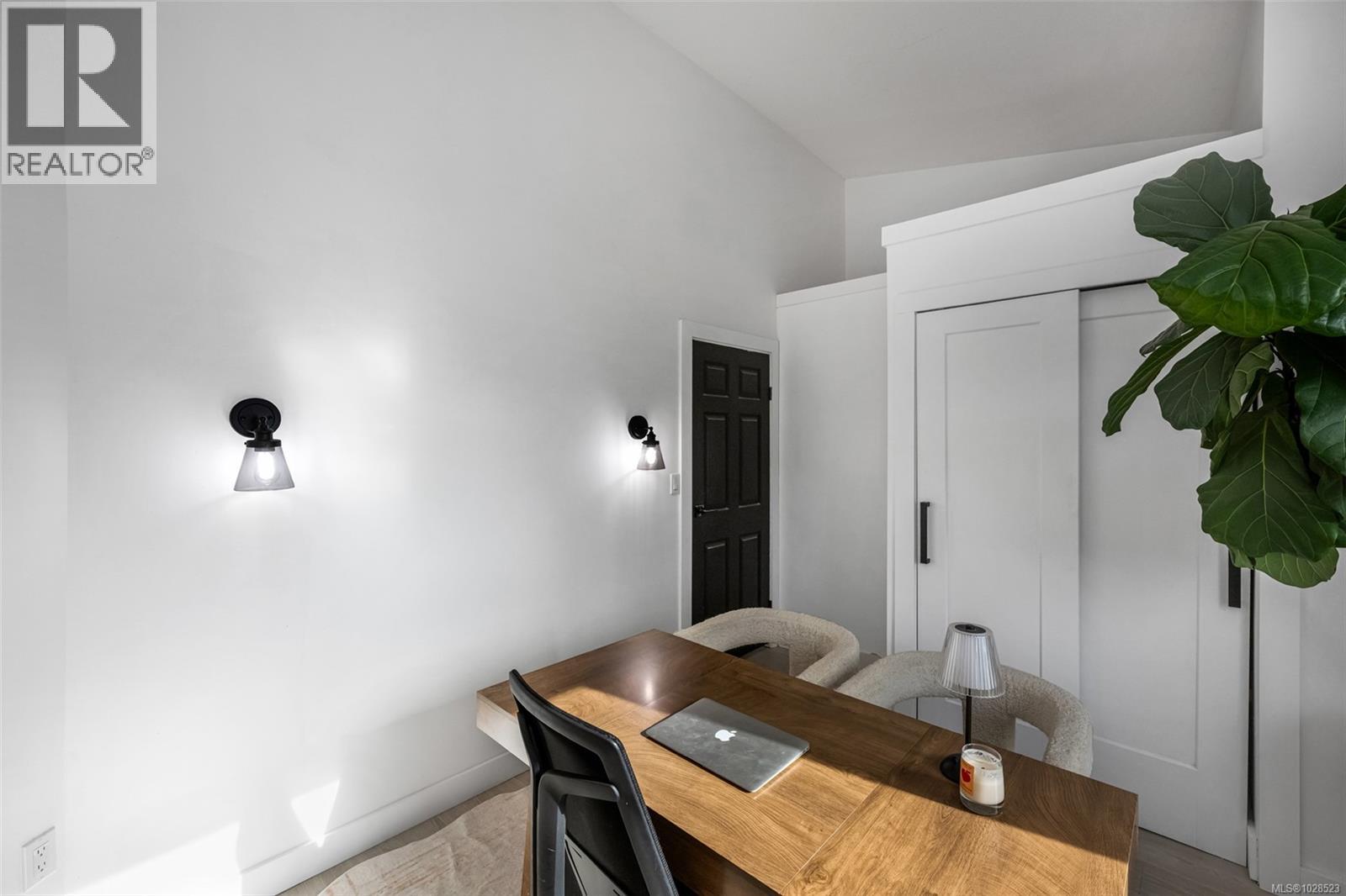 1405 Malahat Dr - 31