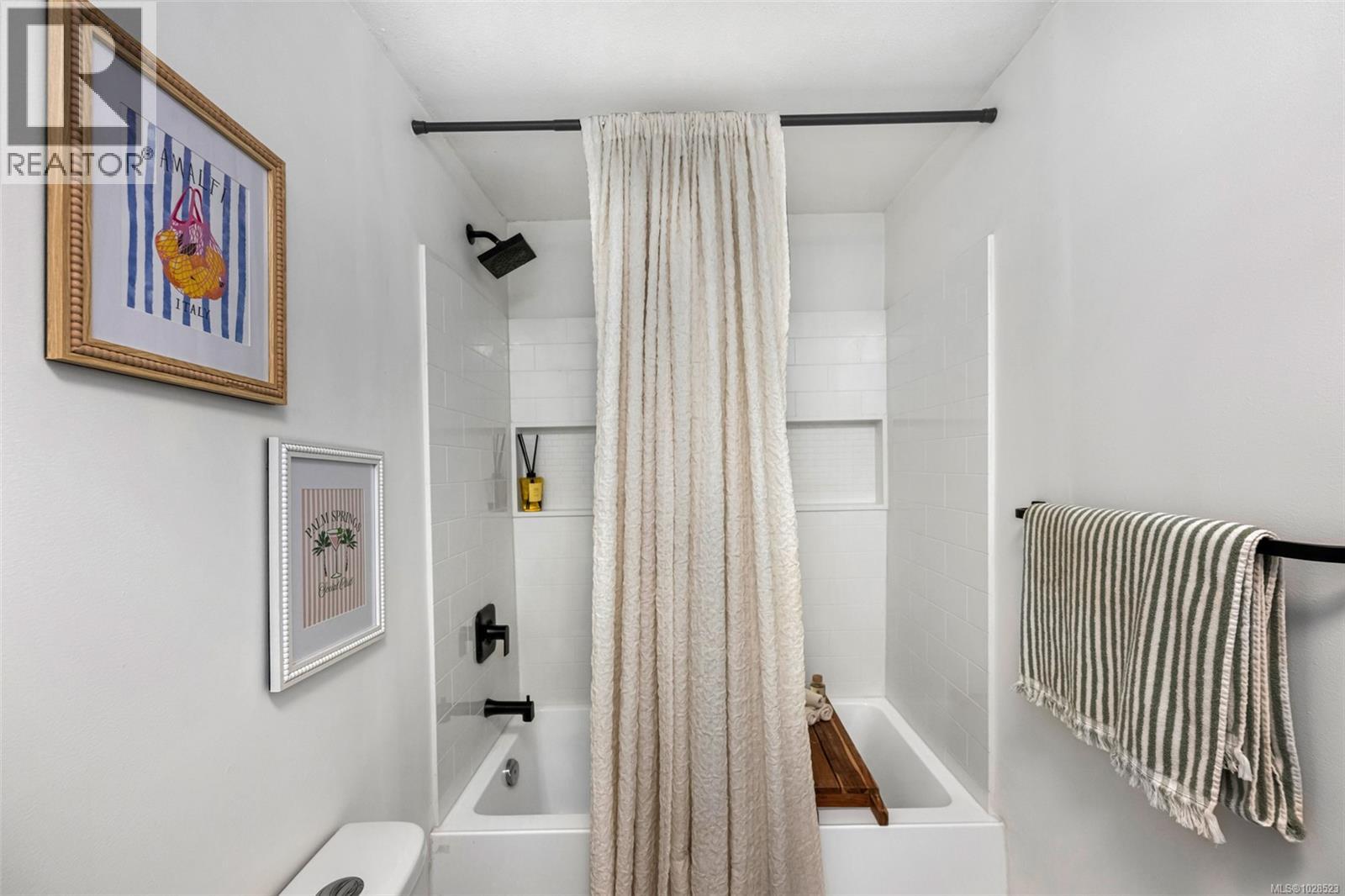 1405 Malahat Dr - 33