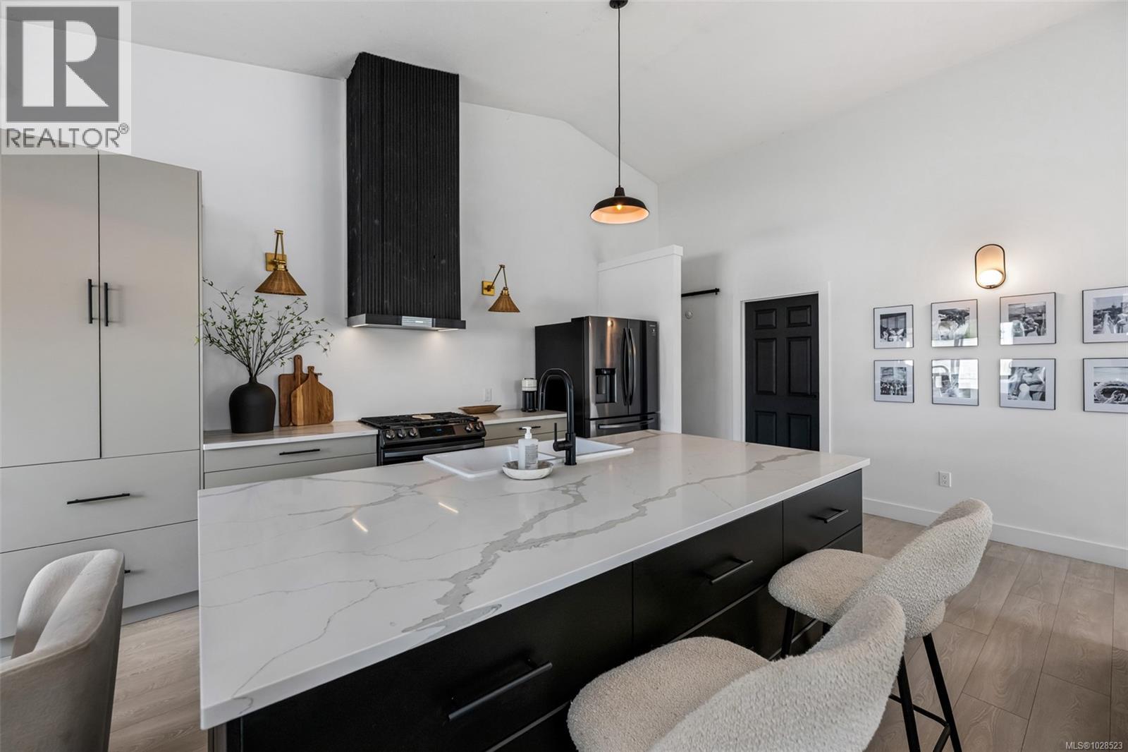 1405 Malahat Dr - 8