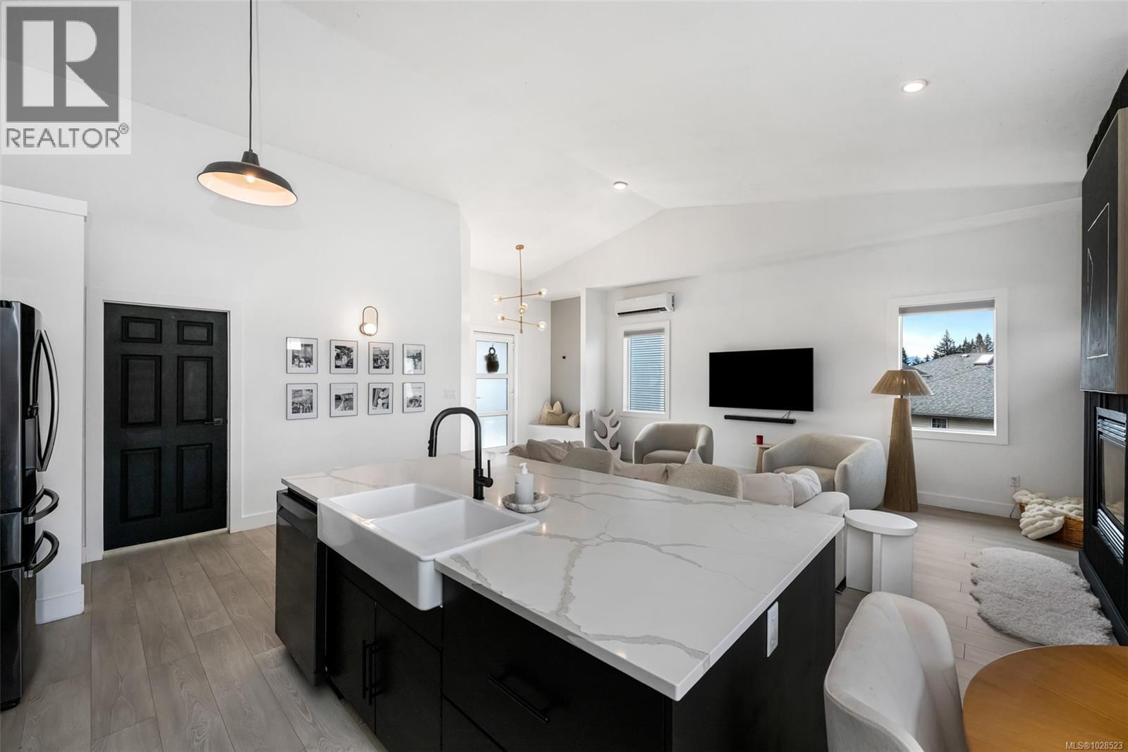 1405 Malahat Dr - 9