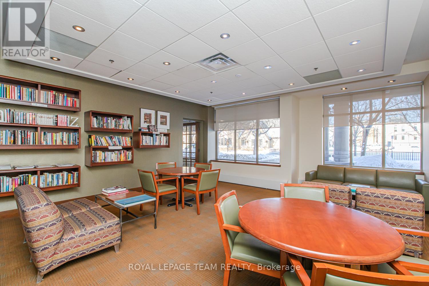 Lobby library & lounge