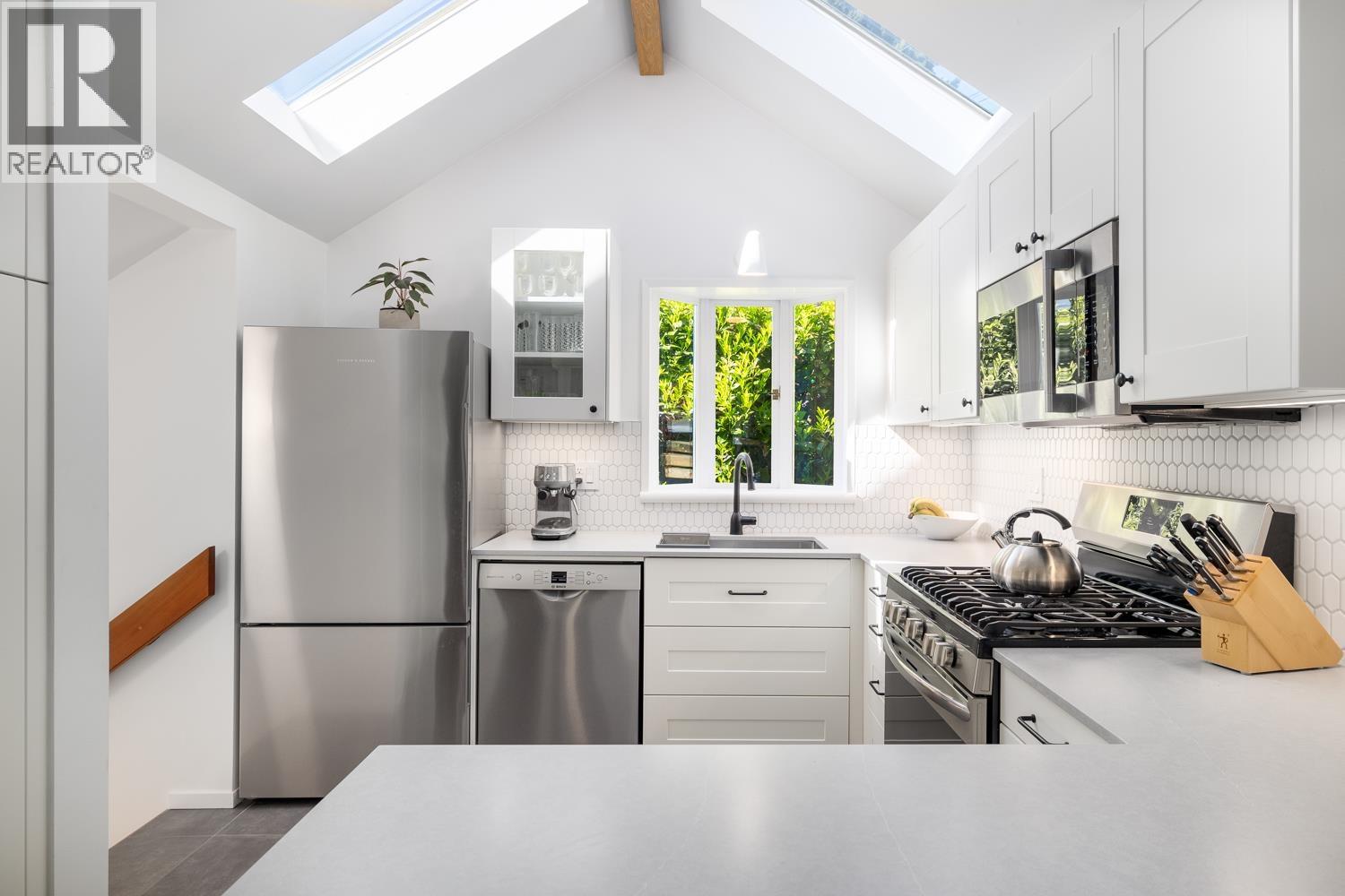 3841 LONSDALE AVENUE, North Vancouver