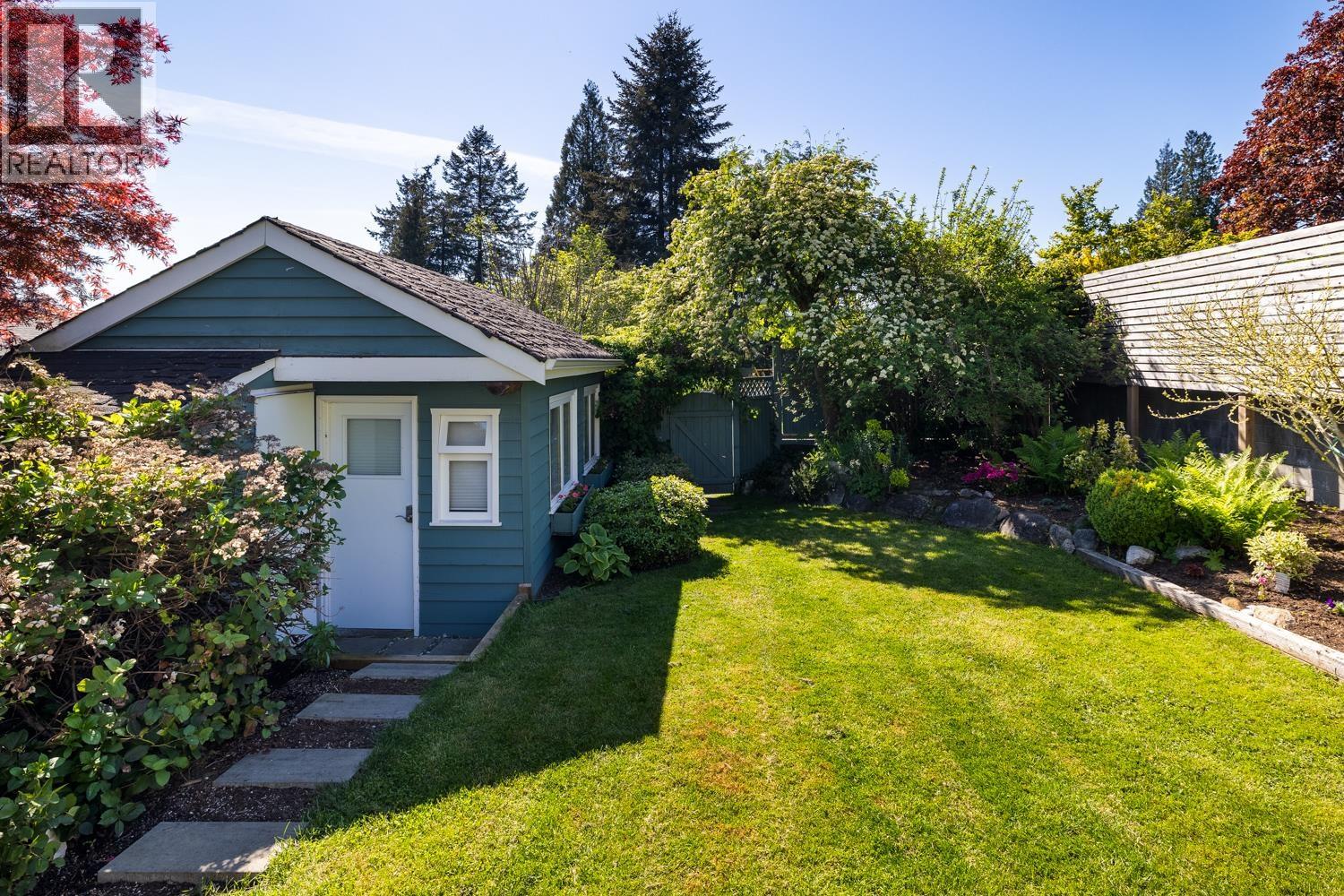 3841 LONSDALE AVENUE, North Vancouver