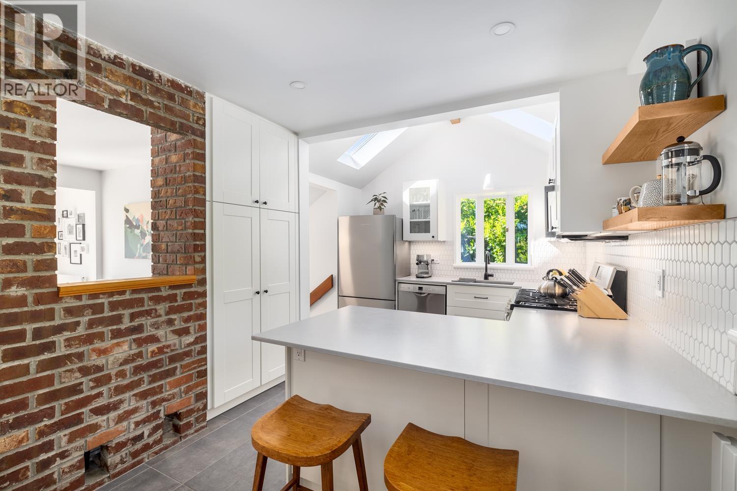 3841 LONSDALE AVENUE, North Vancouver