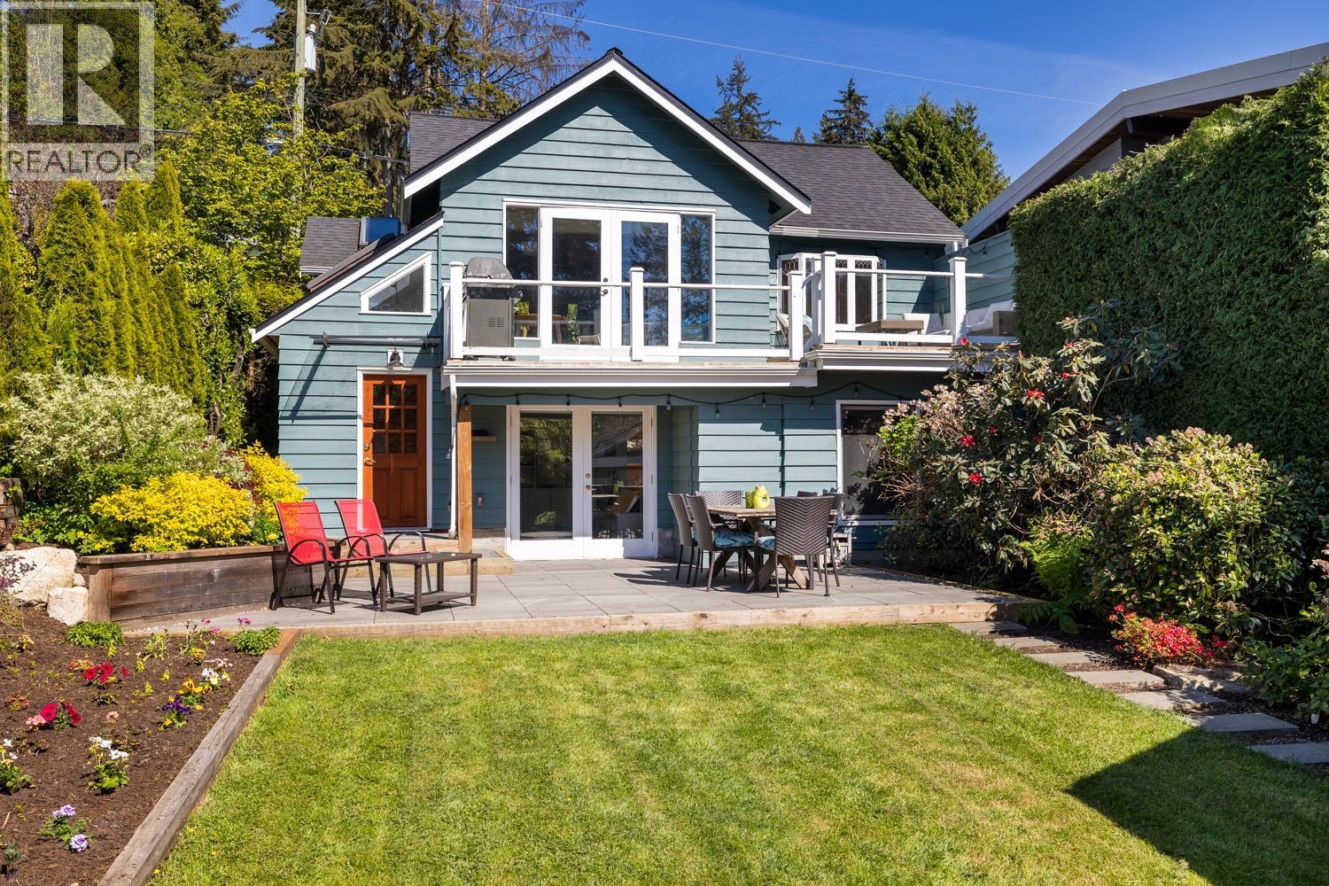 3841 LONSDALE AVENUE, North Vancouver