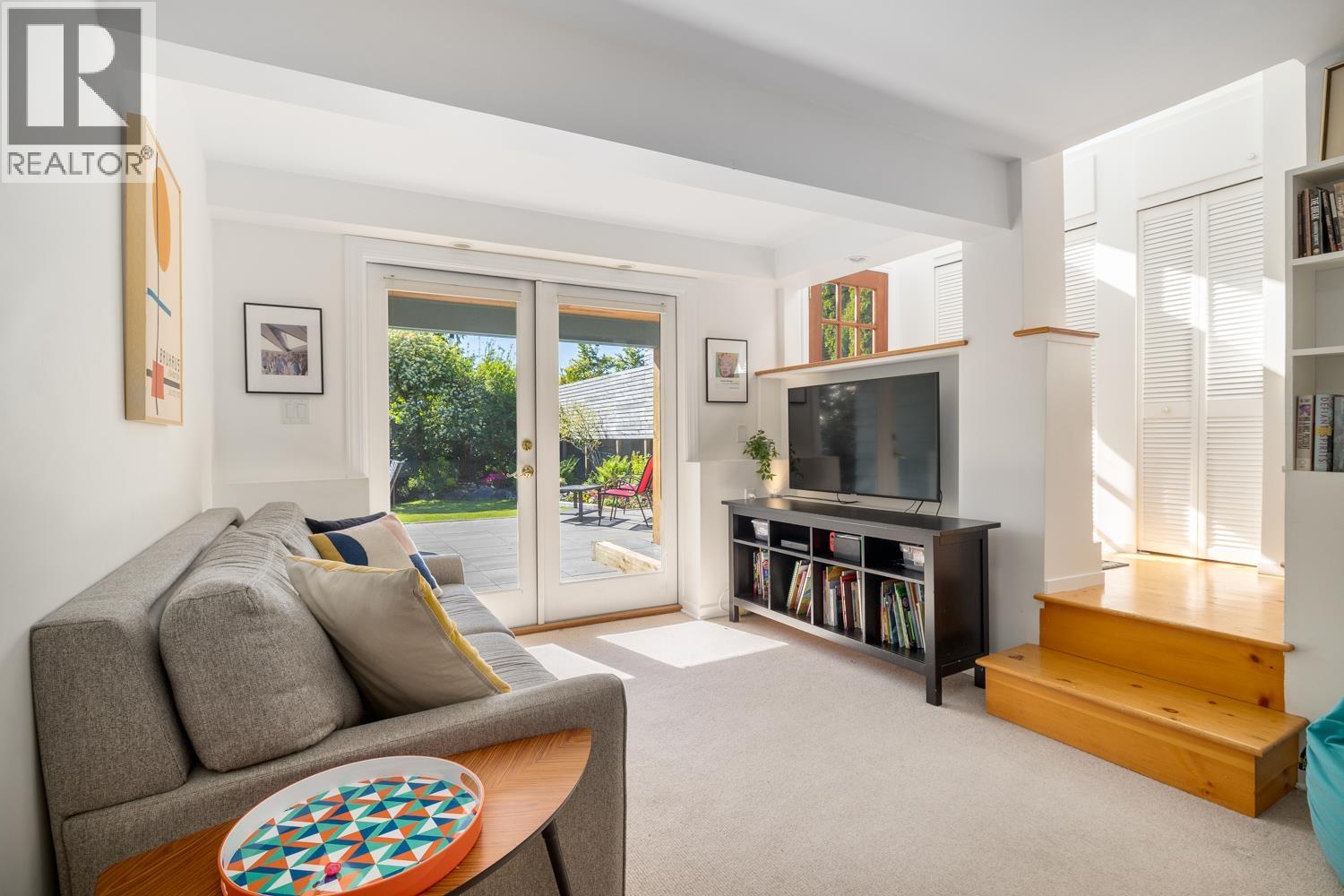 3841 LONSDALE AVENUE, North Vancouver