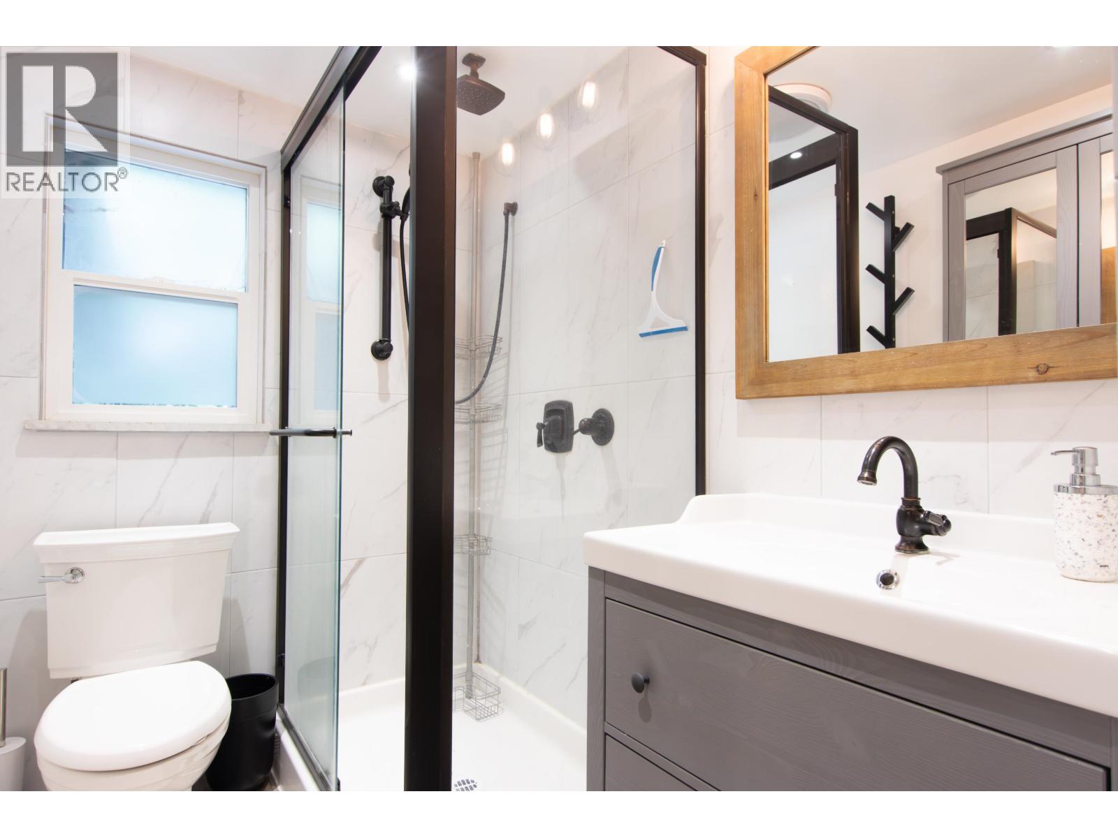 2000 MIDNIGHT WAY, Squamish