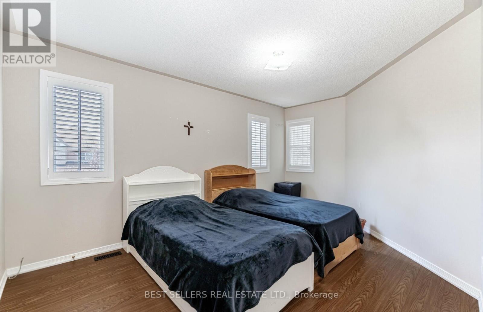 4 BERESFORD CRESCENT - 25