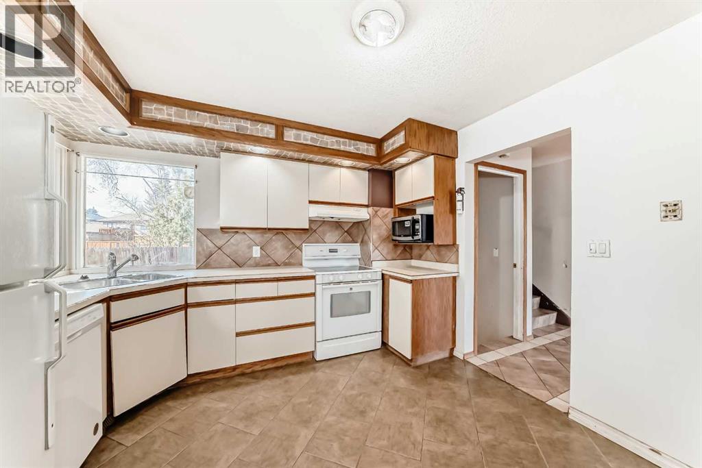 Single Family House 3 Level for Sale in  Midridge Drive SE Midnapore Calgary 