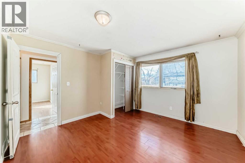 Single Family House 3 Level for Sale in  Midridge Drive SE Midnapore Calgary 