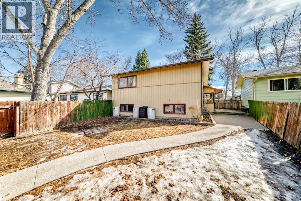 Single Family House 3 Level for Sale in  Midridge Drive SE Midnapore Calgary 