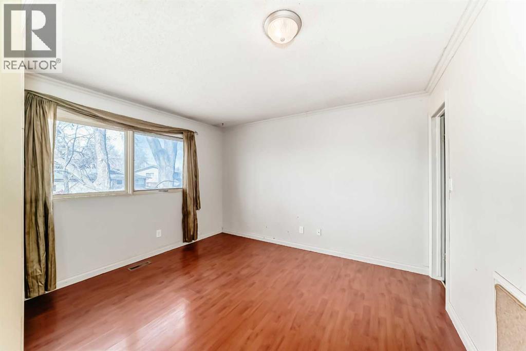 Single Family House 3 Level for Sale in  Midridge Drive SE Midnapore Calgary 