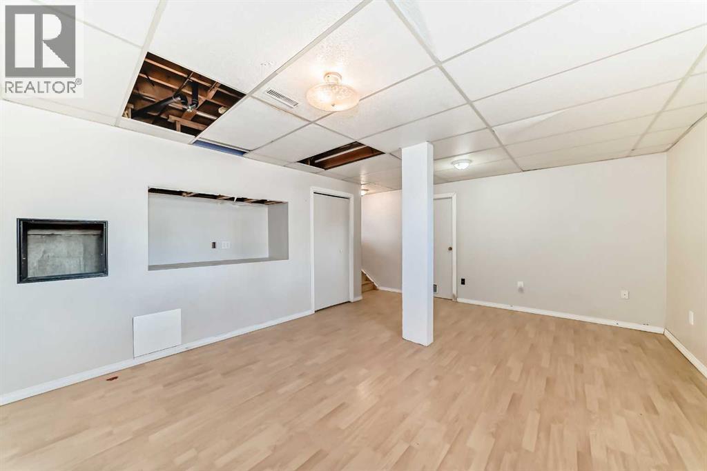 Single Family House 3 Level for Sale in  Midridge Drive SE Midnapore Calgary 