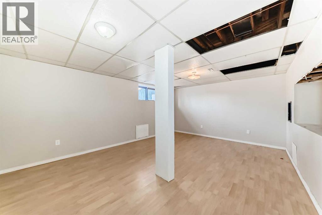 Single Family House 3 Level for Sale in  Midridge Drive SE Midnapore Calgary 