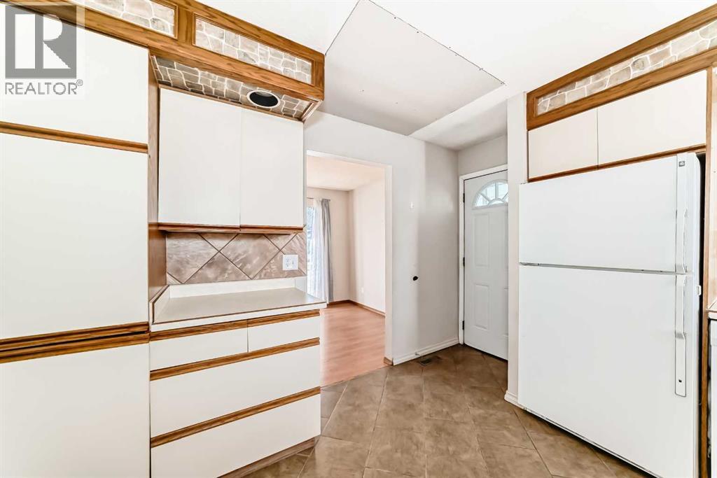 Single Family House 3 Level for Sale in  Midridge Drive SE Midnapore Calgary 