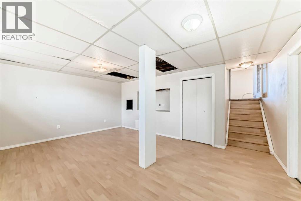 Single Family House 3 Level for Sale in  Midridge Drive SE Midnapore Calgary 