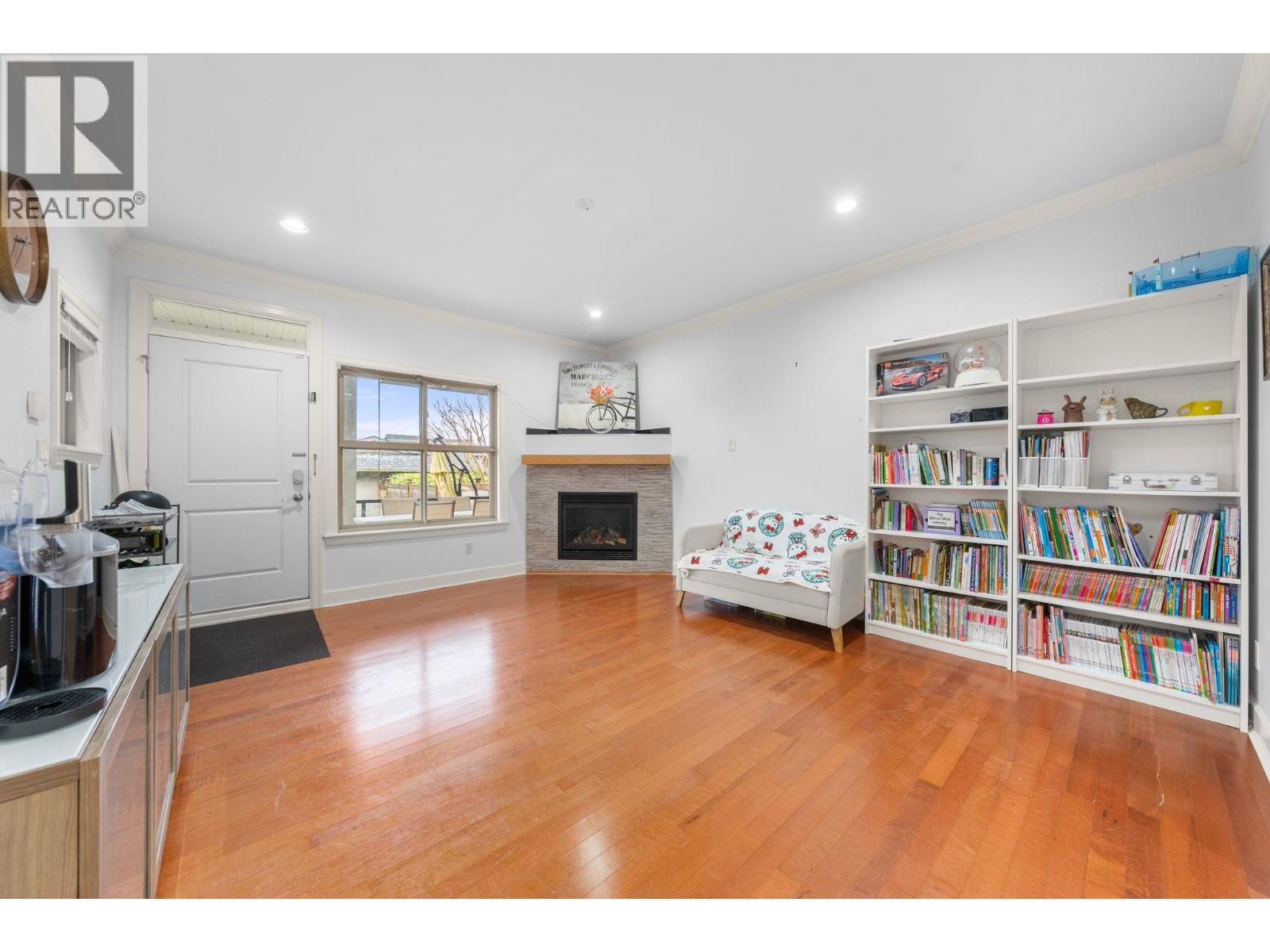 341 E 8TH STREET, North Vancouver